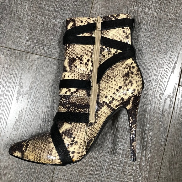 GUESS Women’s Heeled Boots Parley Snake Printed Pointed Size 7 ½ M - Picture 10 of 12